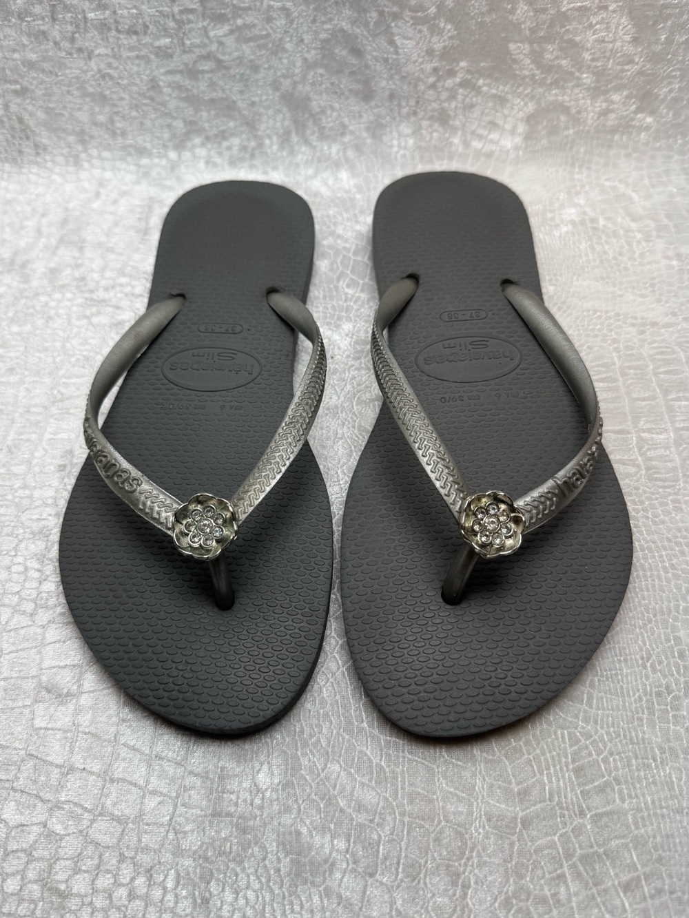Havaianas Slim Crystal Poem Flip Flop, Women’s size 7/8, see description